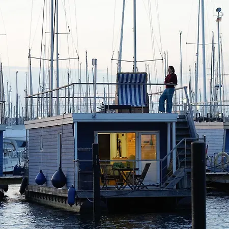 Hausboot Lasse Huus & Πλωτό κατάλυμα