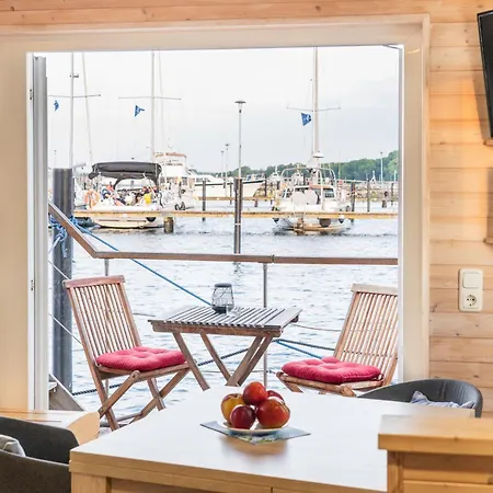 Hausboot Lasse Huus & Botel Heiligenhafen