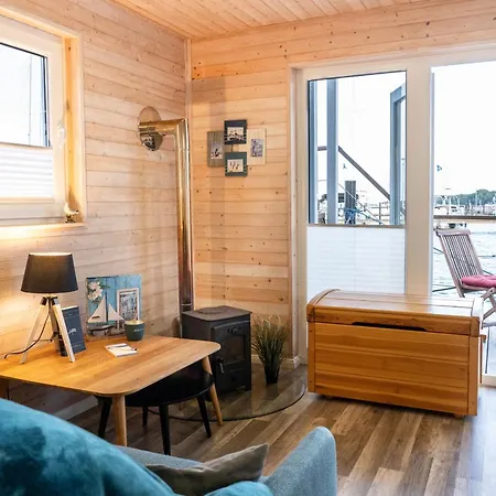 Botel Hausboot Lasse Huus & *