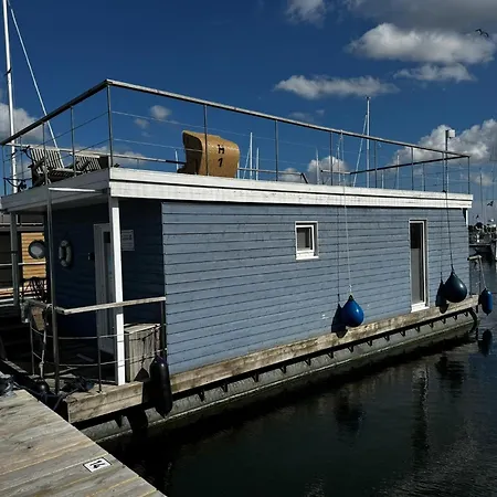 Hausboot Lasse Huus & Πλωτό κατάλυμα Heiligenhafen
